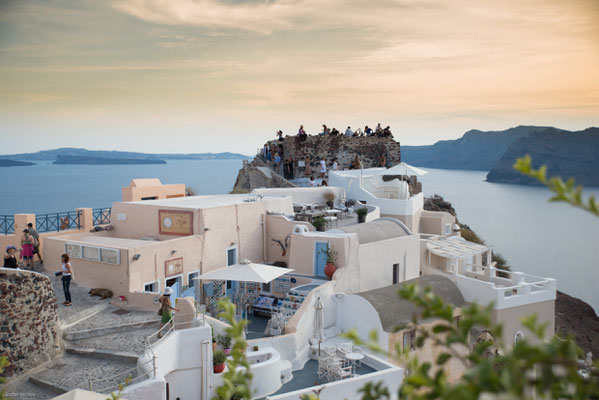 Als Besonderheit der Insel Santorin gilt, dass es hier keine Bäume gab.. Deshalb werden die auf anderen Inseln vorkommenden Dachkonstruktionen durch Tonnengewölbe ersetzt