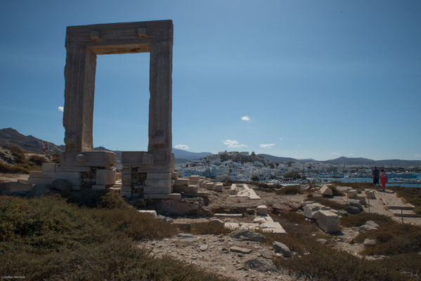 Auf der dem Hafen vorgelagerten einstigen Insel Palátia steht als einziges Relikt des unvollendeten Dionysos-Tempel des Lygdamis das mächtige Tor des Opisthodoms aus dem späten 6. Jahrhundert v. Chr., die Portara. 