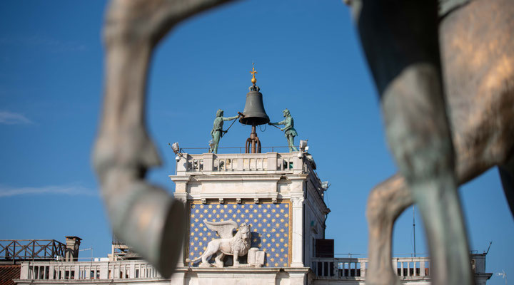 Der Uhrturm von San Marco (italienisch Torre dell’orologio)  wurde von 1496 bis 1499 errichtet.