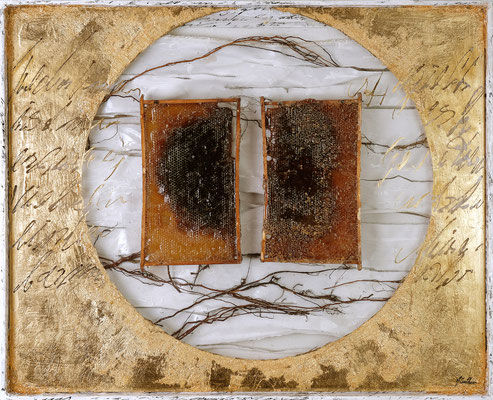 DURCH RAUM UND ZEIT; Blattgold, Bienenwaben, Wurzeln, Acrylglas, Leinen, Papier, 89x109,5x6,5 cm