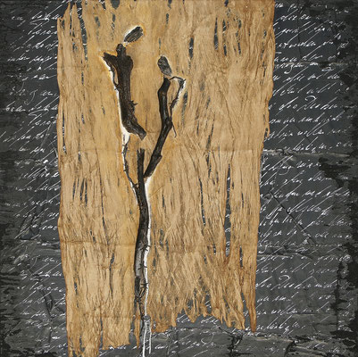 MIT LANGER GESCHICHTE; Baumrinde, Schwemmholz, Stacheldraht, Papier, Sand und Acryl auf Leinwand, 105x105 cm