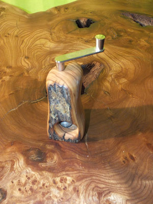 Muskatmühle aus umbrischen Olivenholz Muskatreibe Unikat handarbeit Einzelstück Holz
