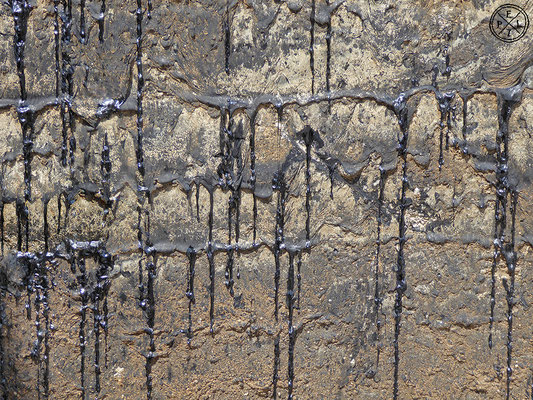 Teer auf Beton / Kunst / erschaffen durch Hitzeeinfluss der Sonne - Copyright by Pelz 2018