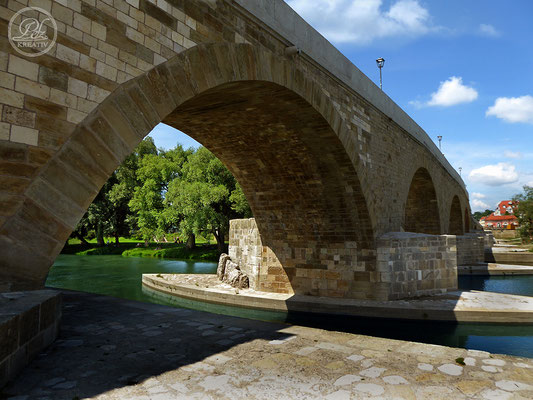 Exponattitel: Sommerspaziergang an der Donau / Regensburg Nr. 6 - Mittelschiff der Steinernen Brücke Nr. I - © by Pelz Kreativ 2019