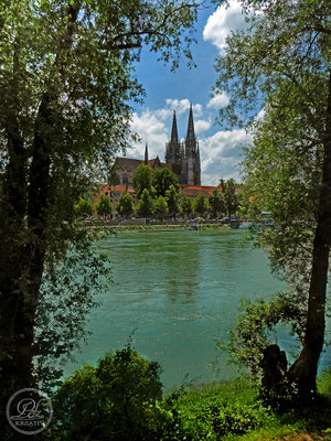 Exponattitel: Sommerspaziergang an der Donau / Regensburg Nr. 3 - An der Donau mit Sicht zum Dom St. Peter - © by Pelz Kreativ 2019