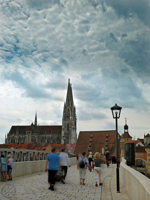 Steinerne Brücke, mit Blick zum Dom St. Peter und Brücktor - Copyright by Pelz 2018
