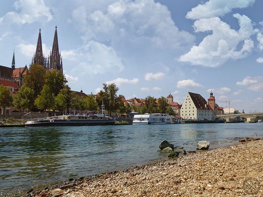 Salzstadel, Brückturm, Rathausturm und Don St. Peter Regensburg - Copyright by Pelz 2018