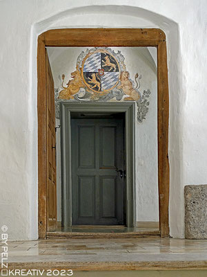 Exponattitel: Riedenburg / Rosenburg / Raubvogelschau & Museum Nr. 25 / Tür zum Museum- Exponatgröße: 15 x 20 cm - Art: fineART - © by Pelz Kreativ 2023