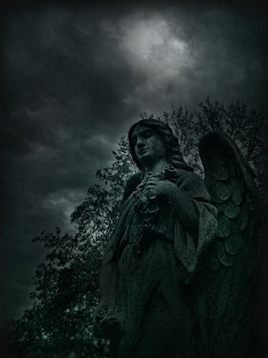 Exponattitel: allerheiligen [Nr. 2 / The Moon and his dark Quotes] - Exponatgröße: 30 x 40, ohne Rahmung - Art: digiART / Fotografie - Signatur: datiert, signiert - © by Pelz 2018