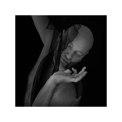 Exponattitel: Lament / Totentanz / Nr. V - Exponatgröße: 40 x 40, ohne Rahmung - Art: fineART / Fotografie - Signatur: datiert, signiert - © by Pelz 2018