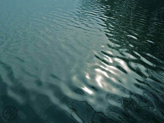 Struktur und Spiegelung Nr. II / Wind und Wasser- © by Pelz 2018