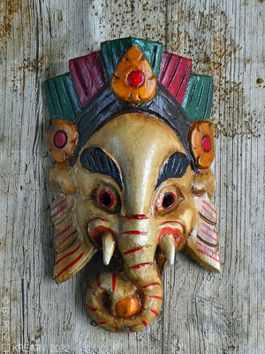 Exponattitel: Nepal-Tempel / Wiesent / Nr. 17 Holzmaske: Genesha - Exponatgröße: 15 x 20 cm - Art: fineART - © by Pelz Kreativ 2022
