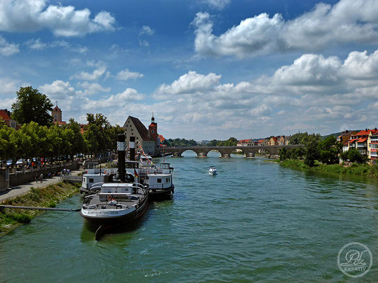 Exponattitel: Sommerspaziergang an der Donau / Regensburg Nr. 1 - Ansicht zur Steinernen Brücke - © by Pelz Kreativ 2019