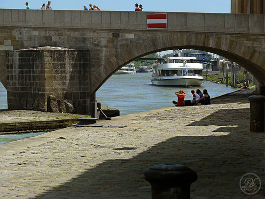 Exponattitel: Sommerspaziergang an der Donau - Teil II / Regensburg  Nr. 2 - Unter der Steinernen Brücke - © by Pelz Kreativ 2019