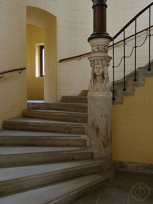 Frauenskulptur im Treppenhaus der Königlichen Villa Nr. I - Copyright by Pelz 2018