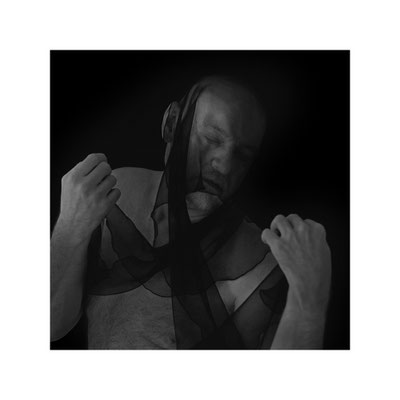 Exponattitel: Lament / Er umfängt mich / Nr. II - Exponatgröße: 40 x 40, ohne Rahmung - Art: fineART / Fotografie - Signatur: datiert, signiert - © by Pelz 2018
