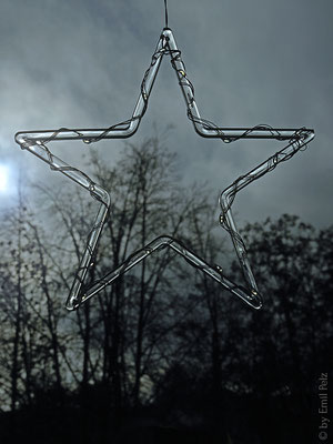 Exponattitel: November Tristesse 2/2 / Sterndeko im Fenster - Exponatgröße: 30 x 40 cm - Art: fineART - © by Pelz Kreativ 2023