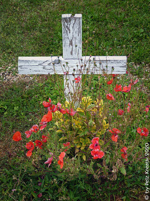 Exponattitel: Melancholische Friedhofs-Impressionen / Nr. 14 / Tomb without a name - Exponatgrößen: 15 x 20 - Art: fineART - © by Pelz Kreativ 2020