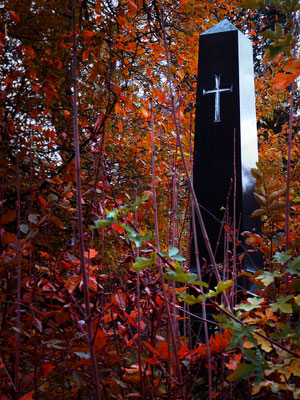 Exponattitel: Stille Trauertage [Nr. 5 / Der schwarze Obelisk] - Exponatgröße: 15 x 20 - Art: fineART / Fotografie - Signatur: datiert, signiert - © by Pelz 2018