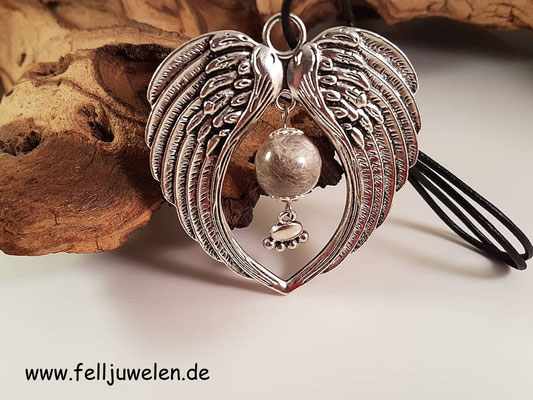 H9:Antiker Flügelanhänger mit einer gefüllten Glasperle (16mm) und einer silbernen Pfote. Preis: 30 Euro