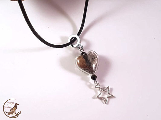 H12: Ein Glasherz 16mm mit Fell gefüllt , schwarze Svarovskisteinchen und einem Sternchen als Abschluss Preis: 34 Euro