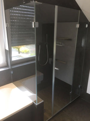 2 Festfelder auf der Badewanne. So wurde ein Ablageplatz für Shampoo geschaffen. 