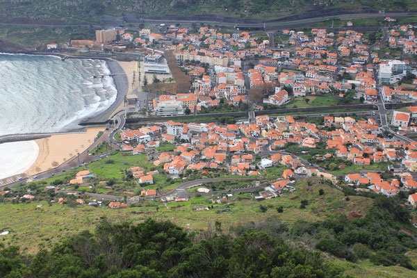 Blick auf Praia de Machico vom Pico do Facho