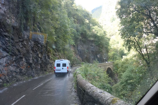 Das Wasser rauscht förmlich von den Felsen auf die Straße 