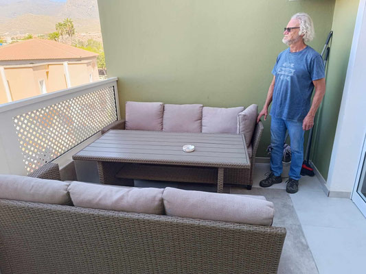 Ein schön großer Balkon gehört zum Appartement 
