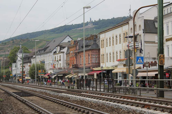 Stark befahrene Bahnlinie trennt Rüdesheim vom Rhein