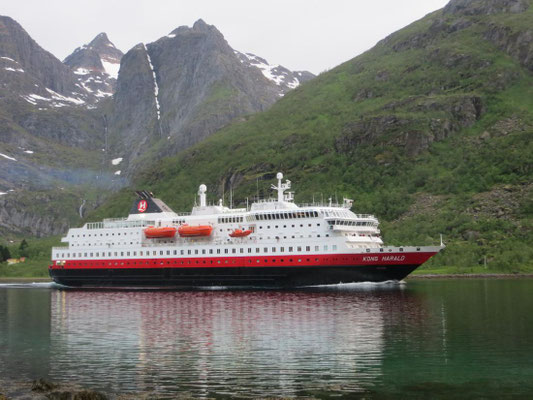 Die Hurtigruten fährt kurz nach Mitternacht vorbei