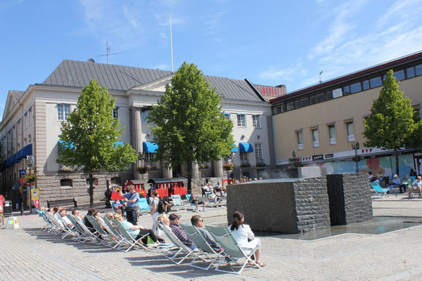 Liegestühle am Hauptplatz