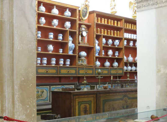 Alte Einrichtung der Klosterapotheke