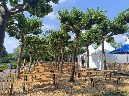 Netter Biergarten..... öffnet erst später 