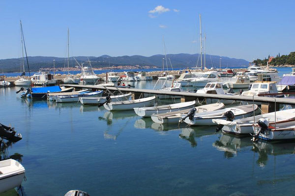 Hafen in Orebic - im Hintergrund ist Korcula