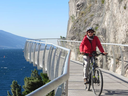 Auf dem neuen Radweg unterwegs