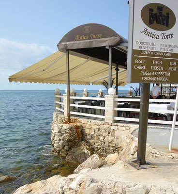 so direkt am Meer liegen mehrere Restaurants nebeneinander 