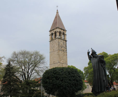 8 m hohe Bronzestatue des Bischofs 