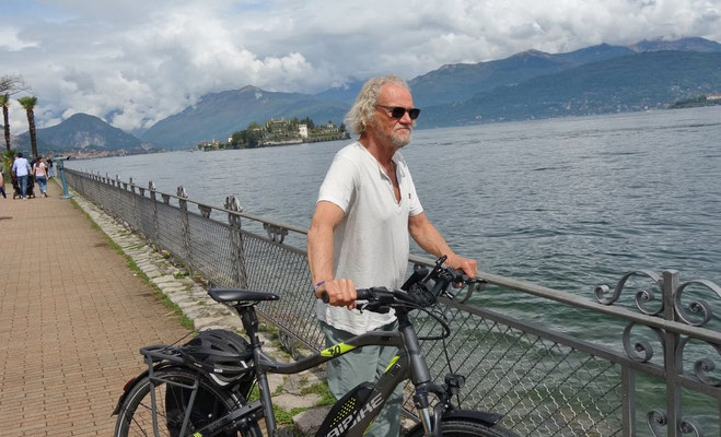 Promenade Lungolago - im Hintergrund die Isola Bella  (eine der Borromäischen Inseln)