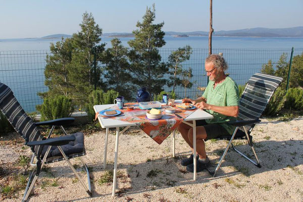 Frühstück draußen mit Meerblick