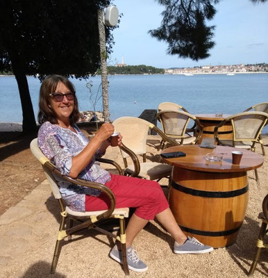 Beachbar mit Blick auf Rovinj