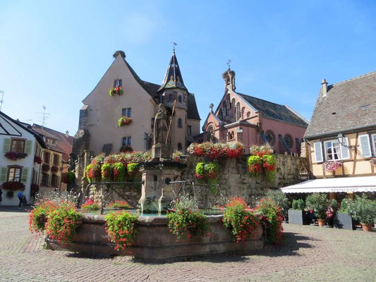 Brunnen mit Kapelle für Bruno von Eguisheim (Papst Leo IX.) im Hintergrund