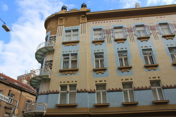 Kalina-Haus - die komplette Fassade ist mit Fliesen belegt