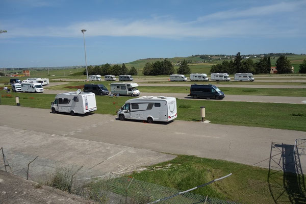 Heute haben wir einen Stellplatz auf einer ehemaligen Kartbahn