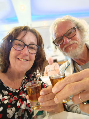 Ein Schnaps (HonigRum) beim Bezahlen