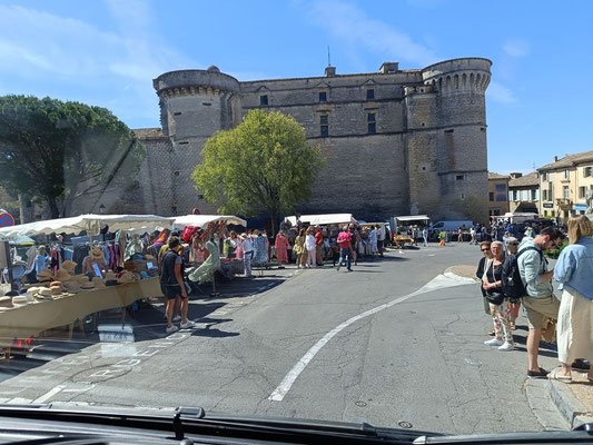Foto aus dem Auto, wir müssen durch den Markt fahren.....