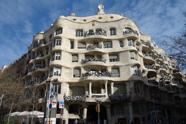 Casa Mila - hier gibt es keine Ecken, Kanten und rechte Winkel