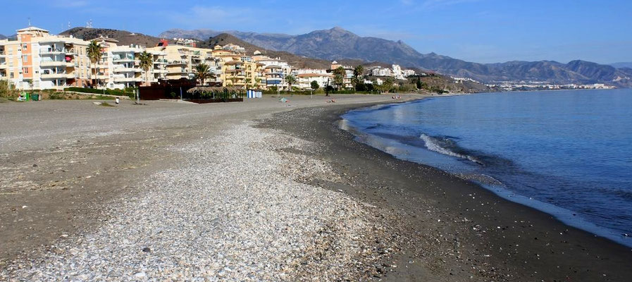 Der steinige Strand