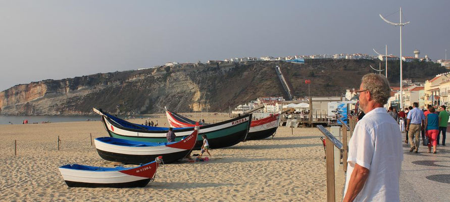 Am Strand von Nazare - im Hintergrund die Standseilbahn und oben Sitio