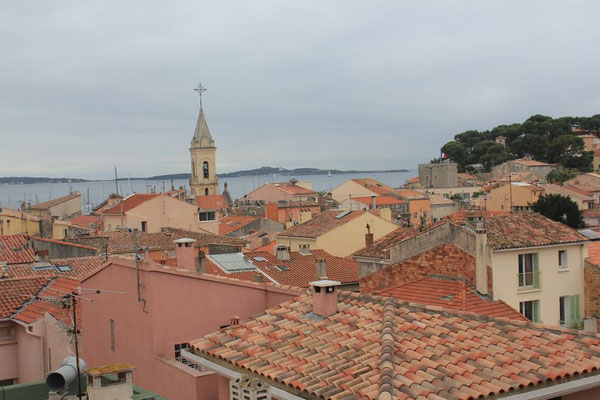 Blick vom Parkdeck auf die Altstadt von Sanary-sur-Mer